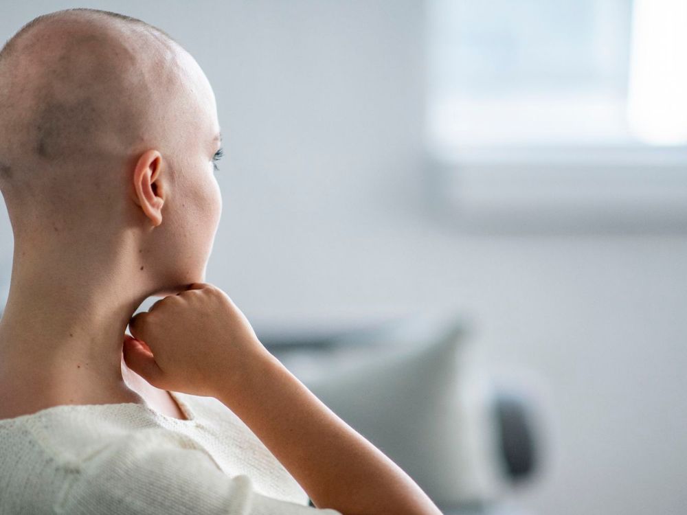 كم من الوقت الذي يحتاجه الشعر لينمو مجدداً بعد العلاج الكيميائي ؟