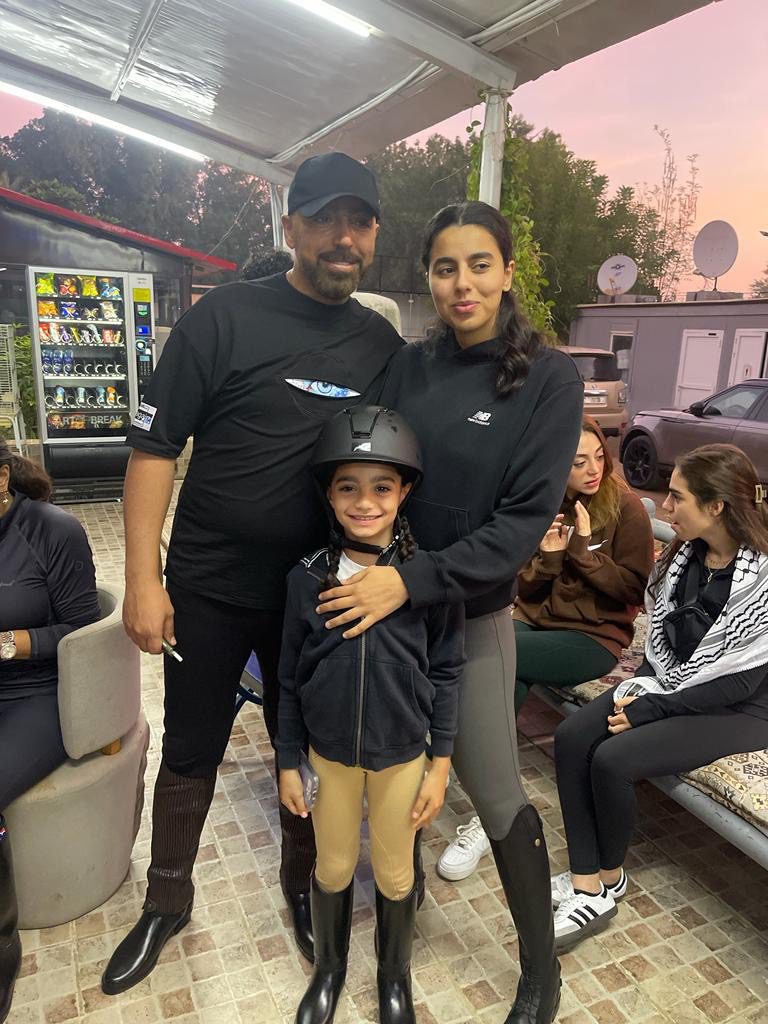 نور البنت الكبرى لرجل الأعمال زايد البداد تتألق في حفل خطوبتها