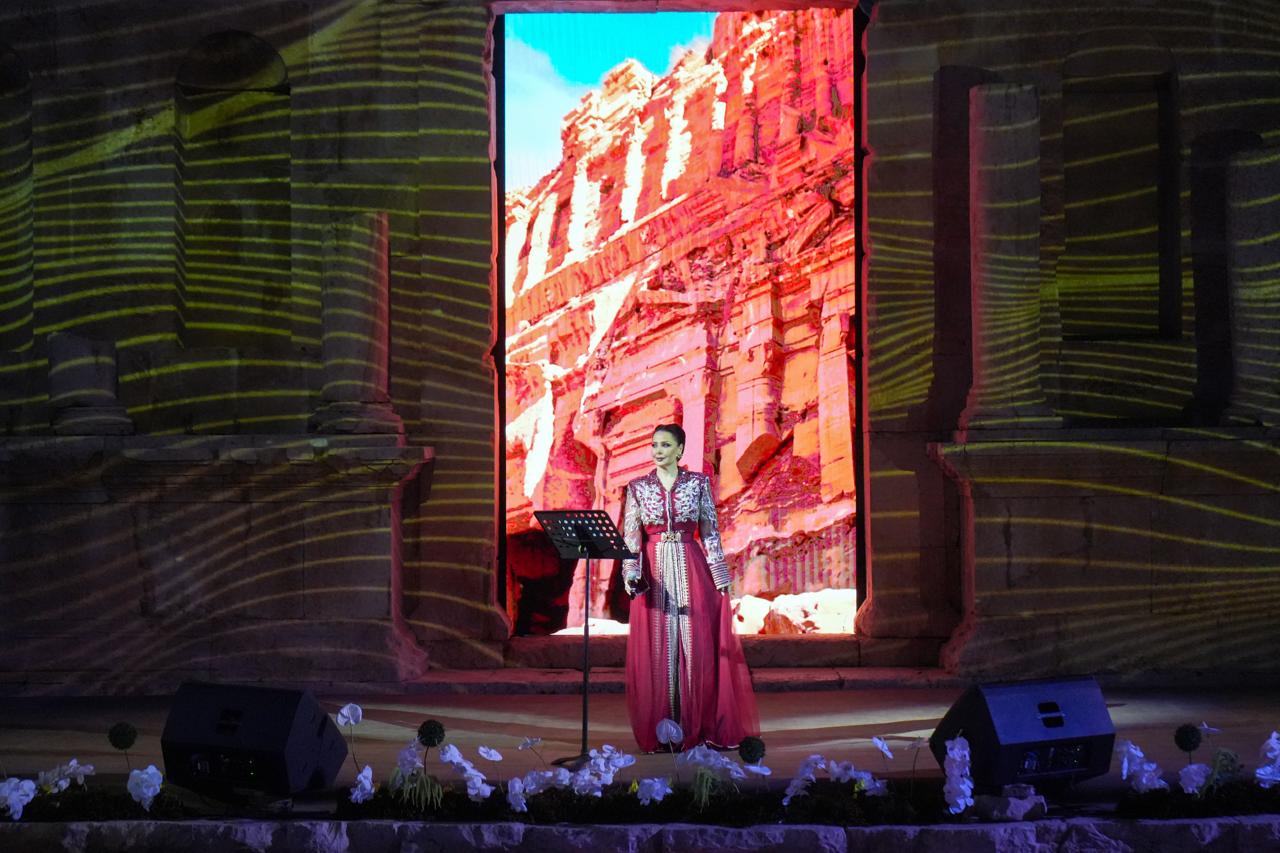 ديانا كرزون تخطف الأضواء في افتتاح مهرجان جرش للثقافة والفنون