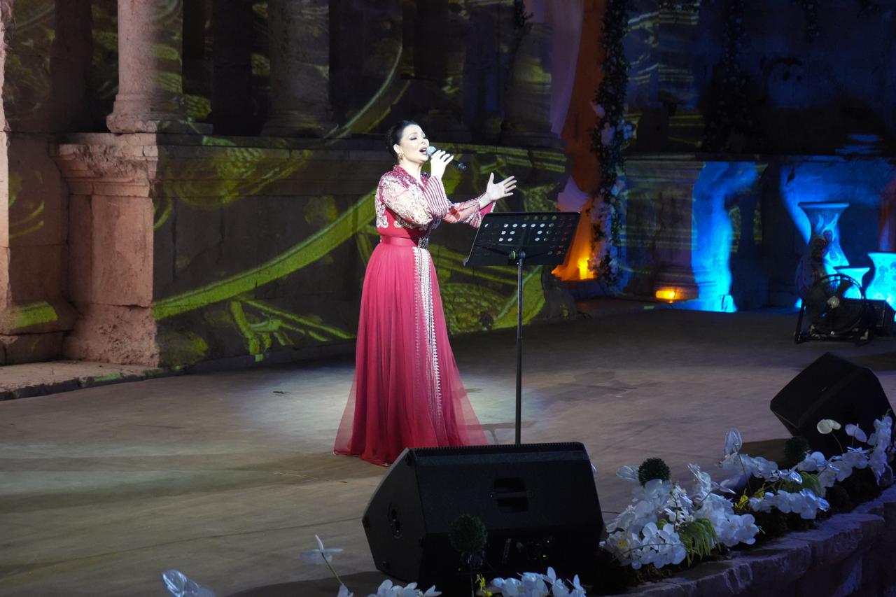 ديانا كرزون تخطف الأضواء في افتتاح مهرجان جرش للثقافة والفنون