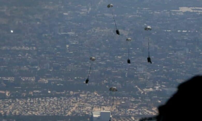 صورة حول : القوات المسلحة تنفذ 3 إنزالات جوية لمساعدات على جنوب غزة القوات المسلحة تنفذ 3 إنزالات جوية لمساعدات على جنوب غزة