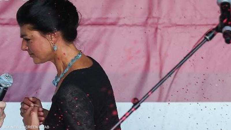 هجوم بالسائل الأحمر على السياسية الألمانية اليسارية سارة فاغنكنخت.. ما القصة؟( فيديو)