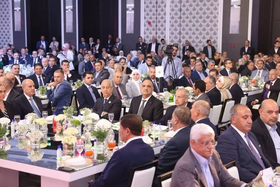 الخصاونة يكرم 100 شركة من ضمنها الاردنية لانتاج الادوية "فيديو وصور"