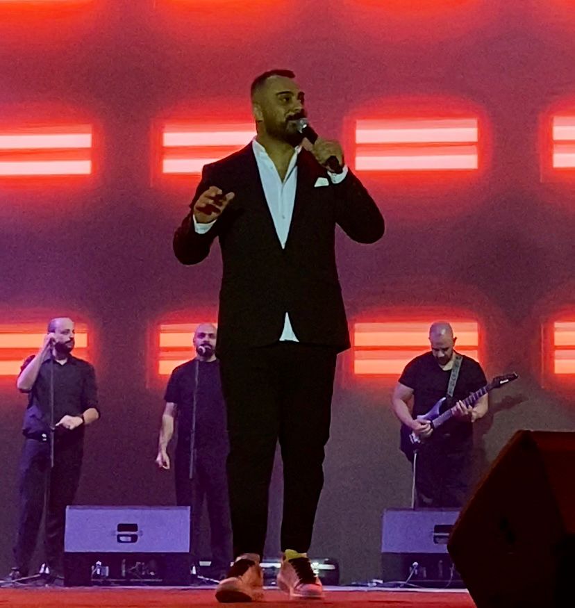 صورة حول : الفنان الأردني حسين السلمان يشعل حماس الجمهور في جرش الفنان الأردني حسين السلمان يشعل حماس الجمهور في جرش