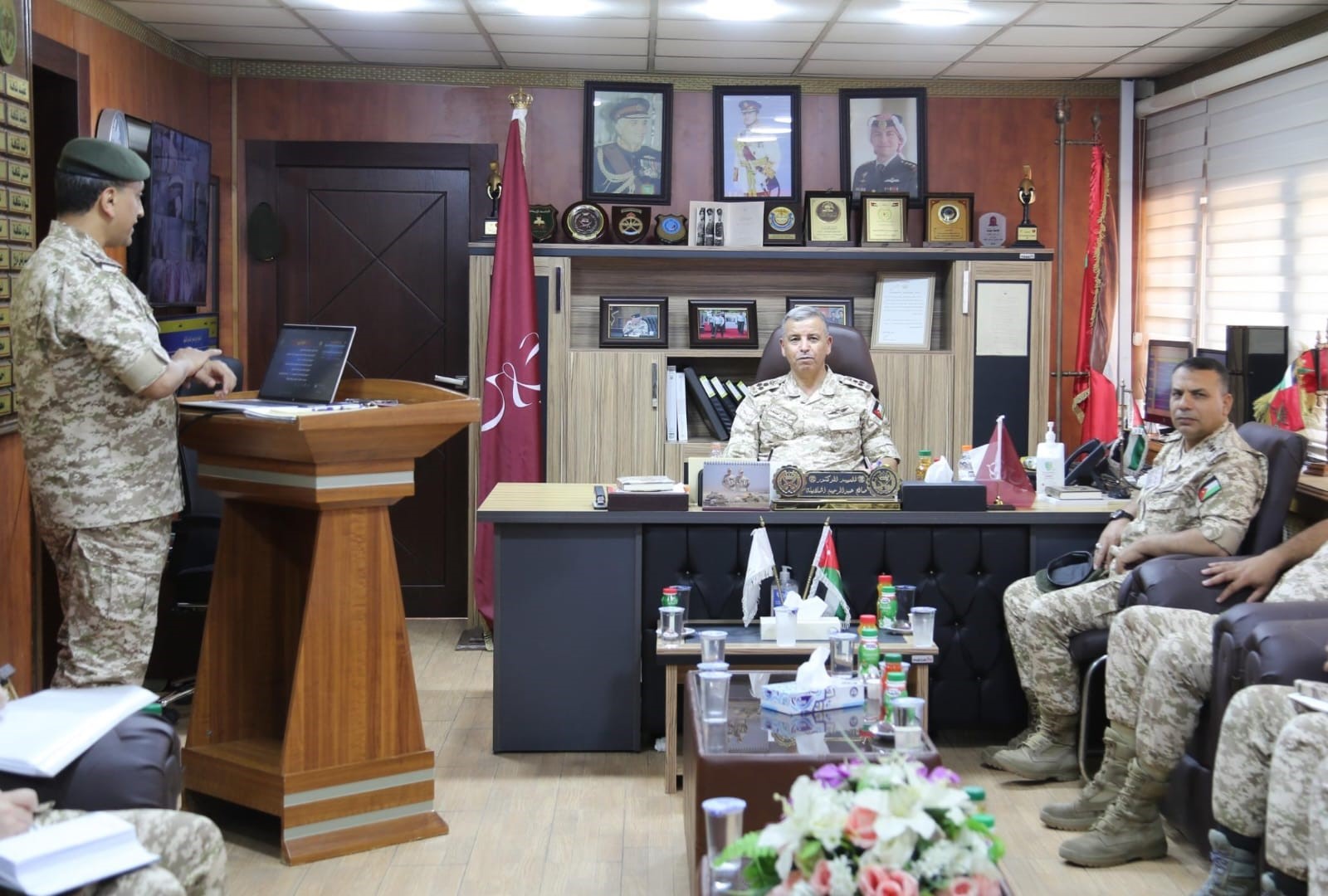 صورة حول : المساعد للإدارة والقوى البشرية يزور مديرية التربية والتعليم والثقافة العسكرية المساعد للإدارة والقوى البشرية يزور مديرية التربية والتعليم والثقافة العسكرية