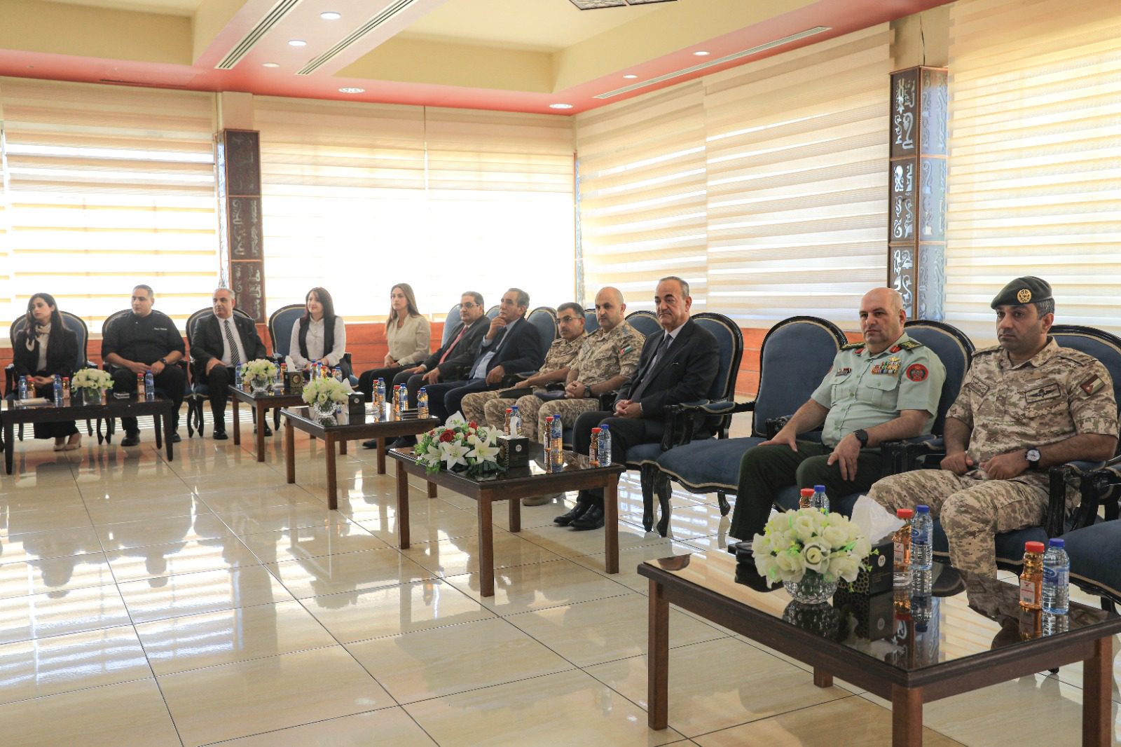 تخريج 40 موظف شاركوا في دورة تدريبية مكثفة بـ "مهارات الضيافة"