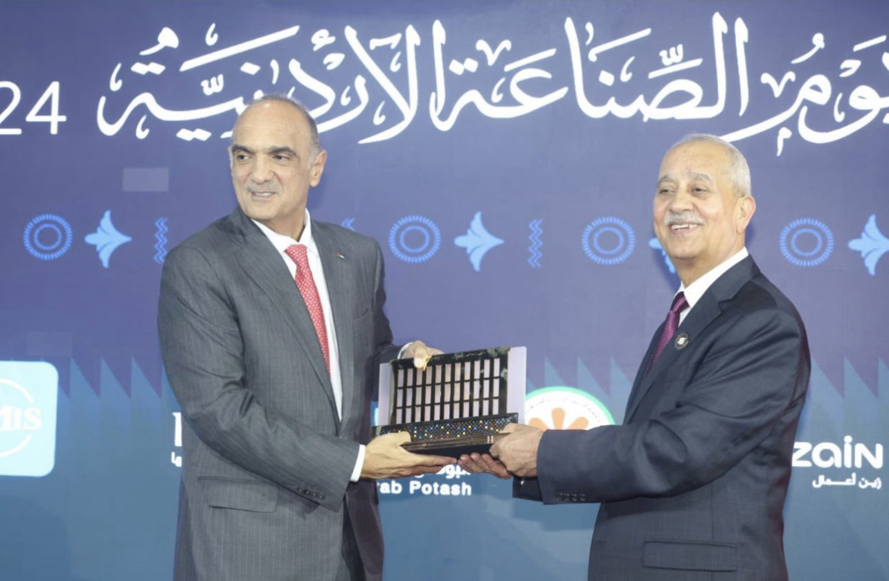 الخصاونة يكرم 100 شركة من ضمنها الاردنية لانتاج الادوية "فيديو وصور"