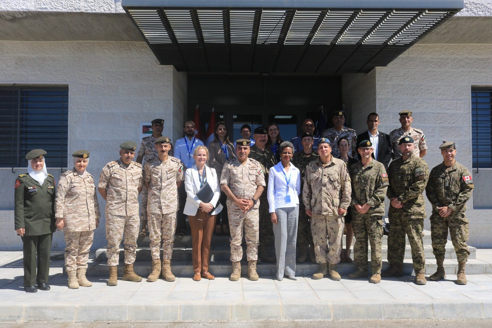 صورة حول : افتتاح مبنى سكني لمرتبات المنطقة العسكرية الشمالية من الإناث افتتاح مبنى سكني لمرتبات المنطقة العسكرية الشمالية من الإناث