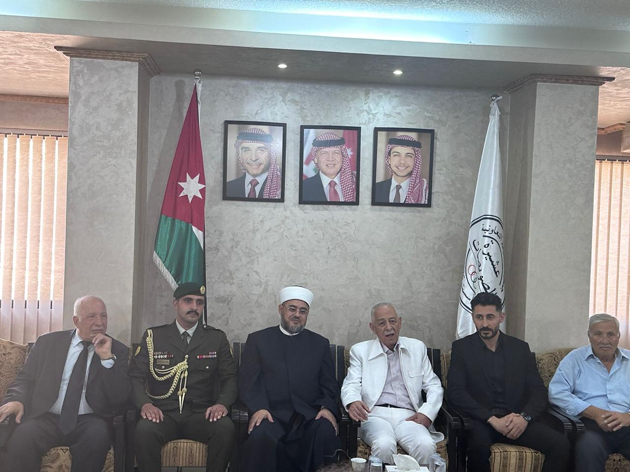 مندوبا عن الملك وولي العهد..العيسوي يقدم واجب لعشيرتي الطويقات وحتر