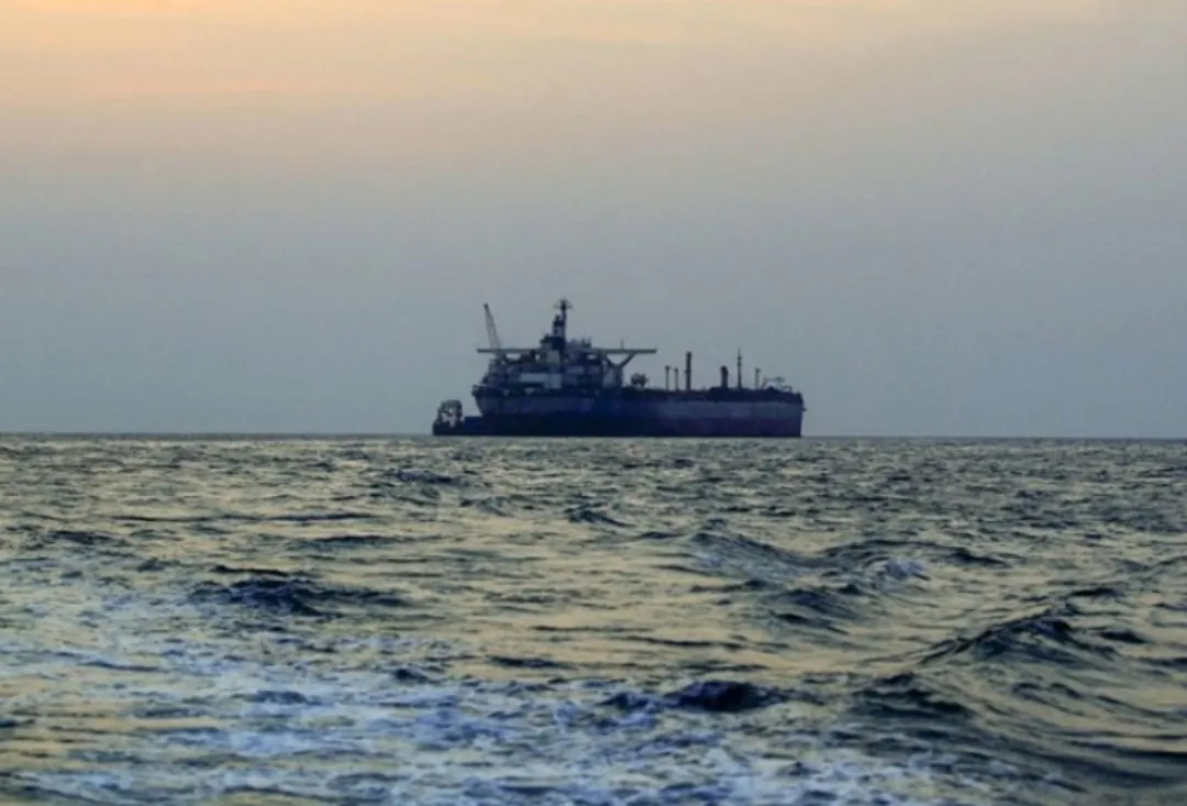 صورة حول : عاجل .. أربع هجمات على سفينة بريطانية قرب المخا في اليمن عاجل .. أربع هجمات على سفينة بريطانية قرب المخا في اليمن