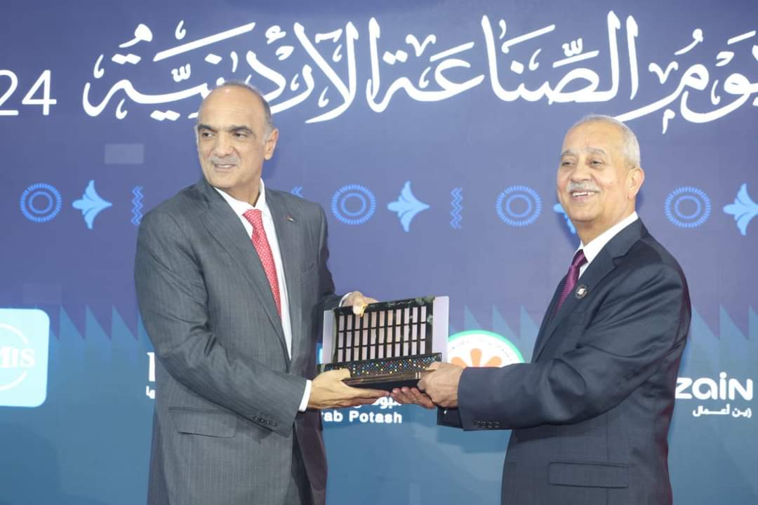 الخصاونة يكرم 100 شركة من ضمنها الاردنية لانتاج الادوية "فيديو وصور"