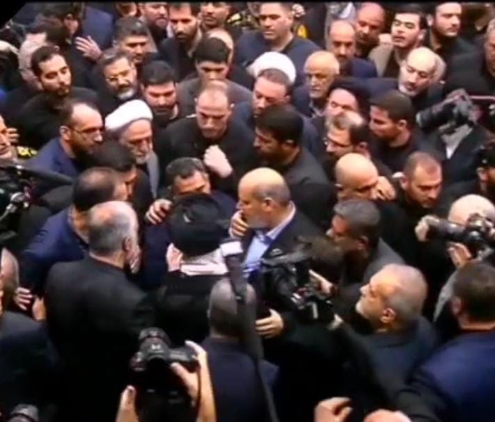 عاجل|| خامنئي يقبل رأس نجل اسماعيل هنية(فيديو)