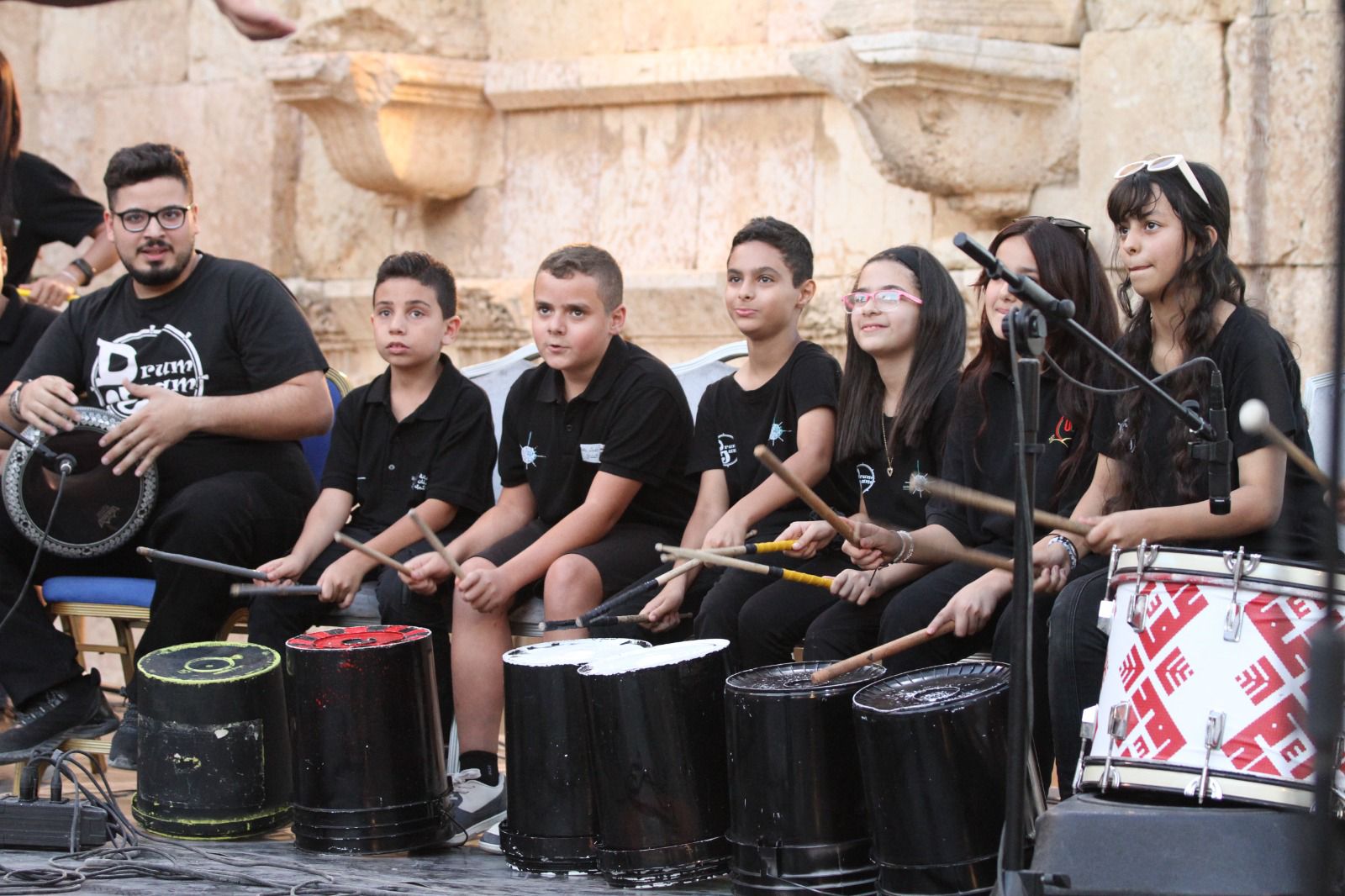 مسرح أرتيمس في جرش يستضيف فرقة "درم جام"