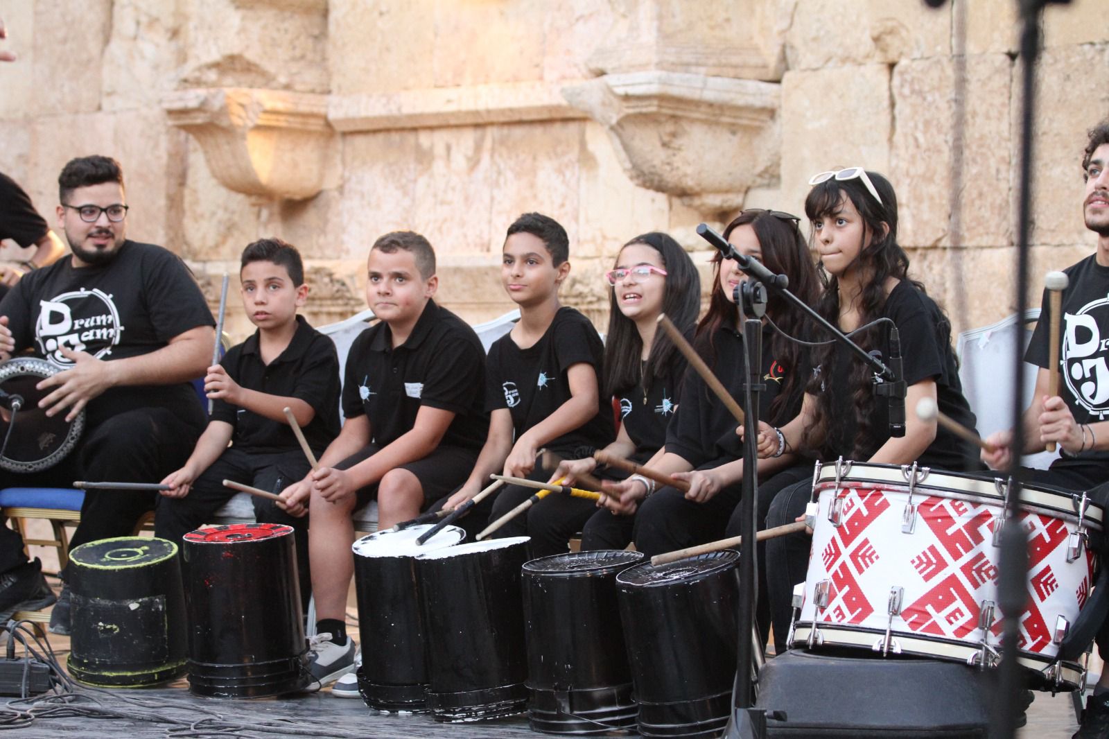 مسرح أرتيمس في جرش يستضيف فرقة "درم جام"