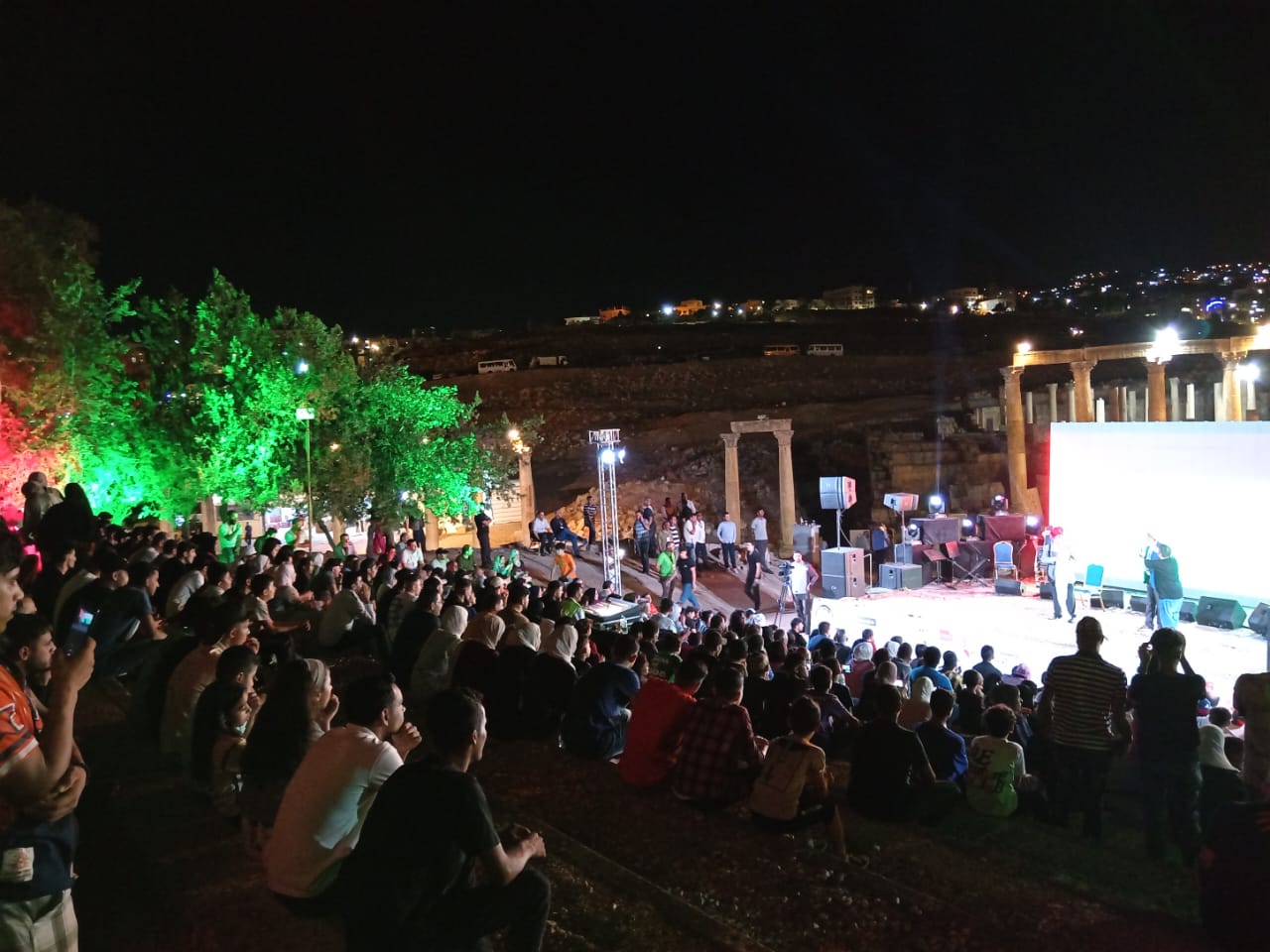 "زعل وخضرة" تتألق في مهرجان جرش في مسرحية "ترند"