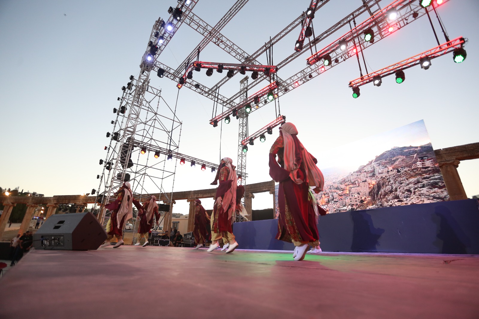 فرقة "أوف ستيج" الاستعراضية تسطر ليلة تراثية فلسطينية في أمسية جرشية