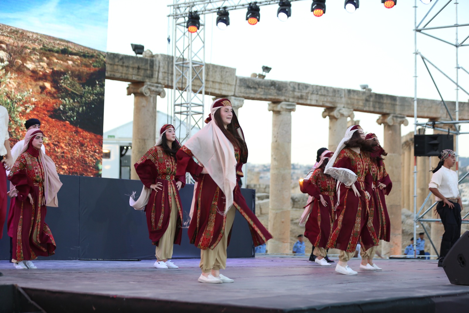 فرقة "أوف ستيج" الاستعراضية تسطر ليلة تراثية فلسطينية في أمسية جرشية