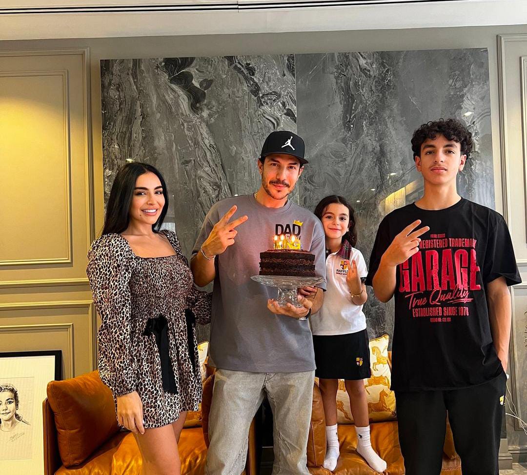 صورة حول : باسل خياط يحتفل بعيد ميلاده 47 مع عائلتة باسل خياط يحتفل بعيد ميلاده 47 مع عائلتة