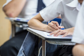 وزارة التربية والتعليم تُطلق مركزًا متقدمًا لامتحانات الثانوية العامة وتوسع نطاق التعليم الإلكتروني