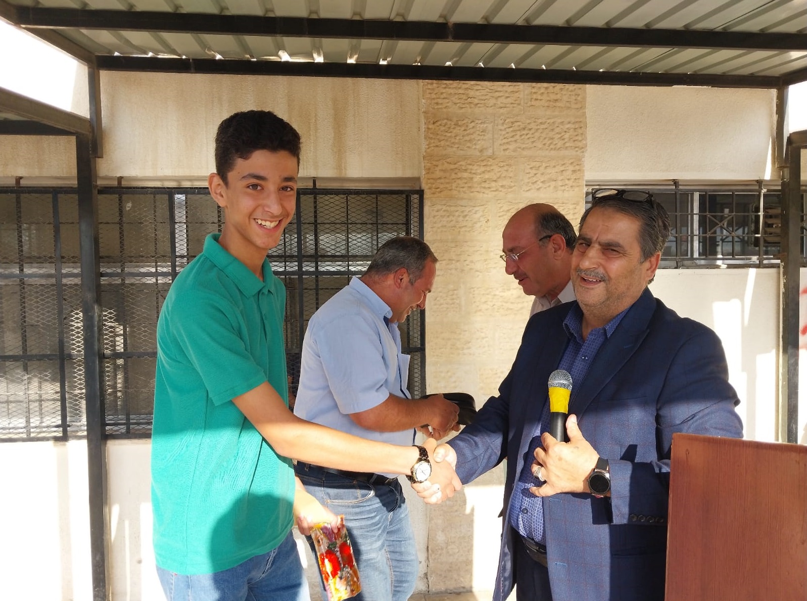 طالب يعثر على مبلغ 3500 دينار .. والمدرسة تكرمه