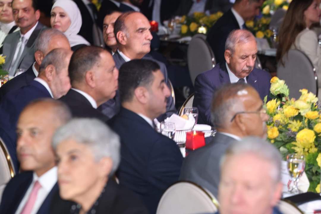 الخصاونة يكرم 100 شركة من ضمنها الاردنية لانتاج الادوية "فيديو وصور"