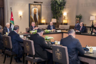 الملك لدى لقائه سياسيين وإعلاميين: التحديات الإقليمية لن تعيق مسارات التحديث