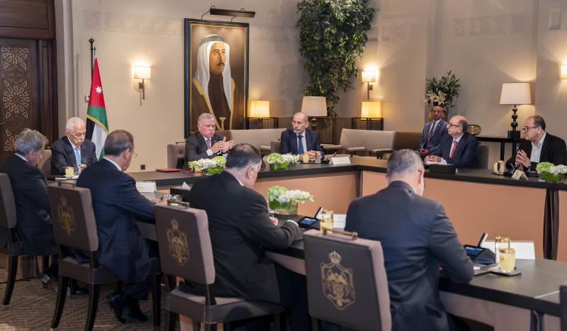 الملك لدى لقائه سياسيين وإعلاميين: التحديات الإقليمية لن تعيق مسارات التحديث