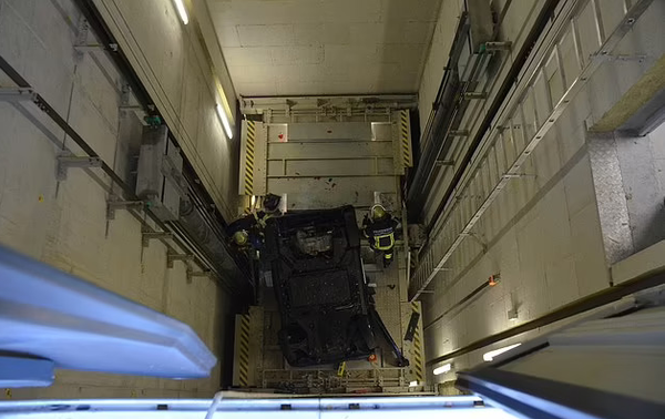 نهاية مأساوية لامرأة إيرانية تدخل المصعد وتموت(فيديو)