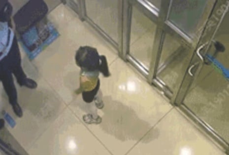 بطريقة ذكية ..طفلة صينية تائهة تعود لأسرتها باستخدام "ماكينة الصراف الآلي"