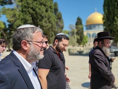 صورة حول : الحكومة الإسرائيلية تتخذ قراراً يستفز المسلمين بشأن المسجد الأقصى الحكومة الإسرائيلية تتخذ قراراً يستفز المسلمين بشأن المسجد الأقصى