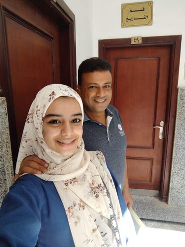 أب مصري ينجح بالثانوية العامة و بتوفق على نجلته