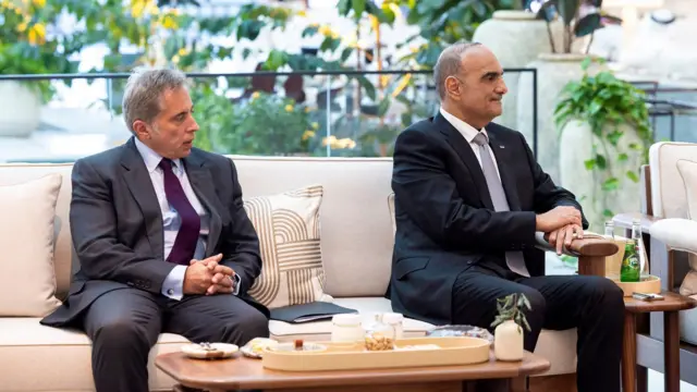 صورة حول : جعفر حسان يشكر بشر الخصاونة على إنجازاته في الأعوام الماضية جعفر حسان يشكر بشر الخصاونة على إنجازاته في الأعوام الماضية