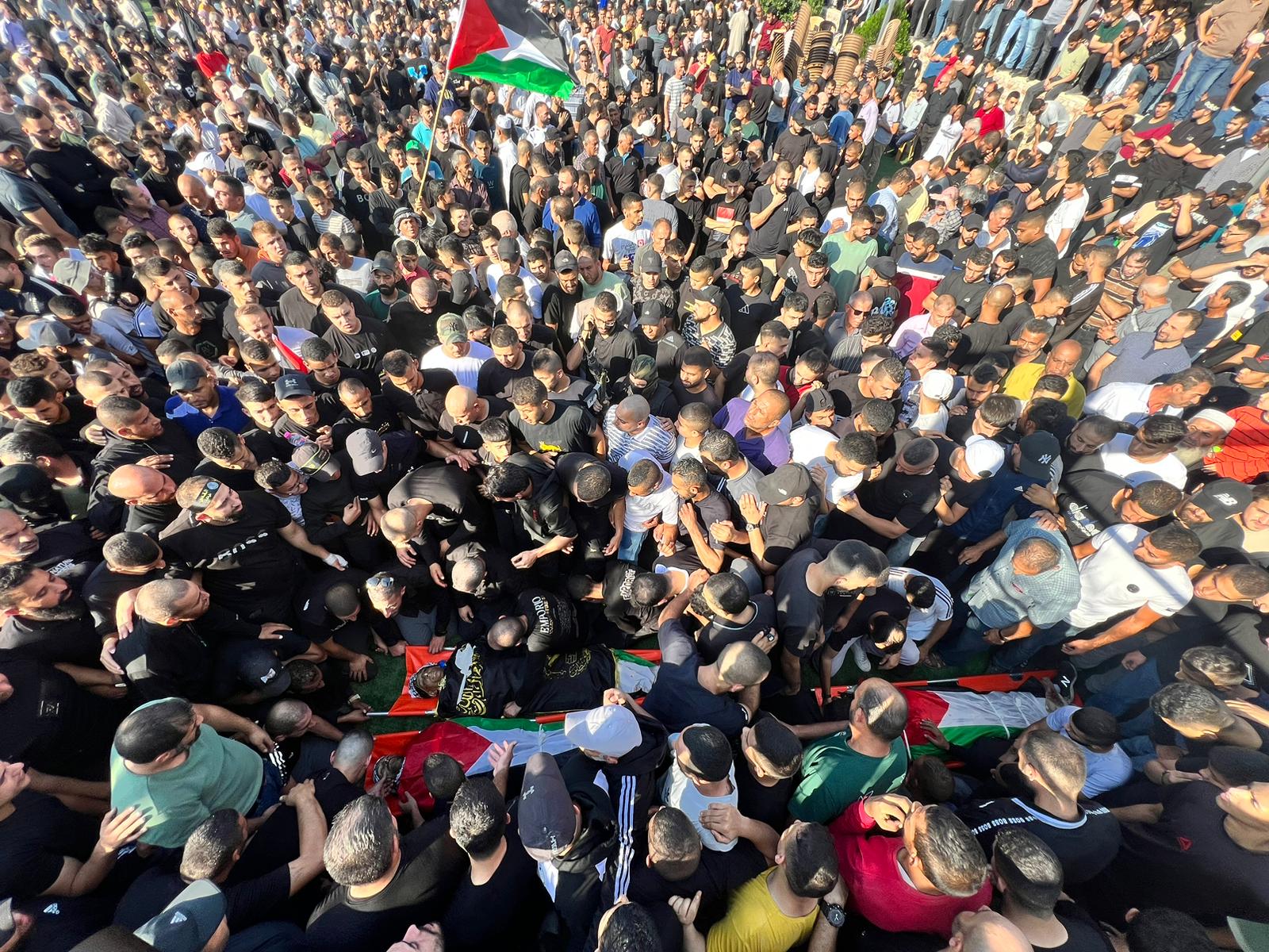 عاجل | تشييع جثامين 10 شهداء في طولكرم بعد عمليات عسكرية إسرائيلية