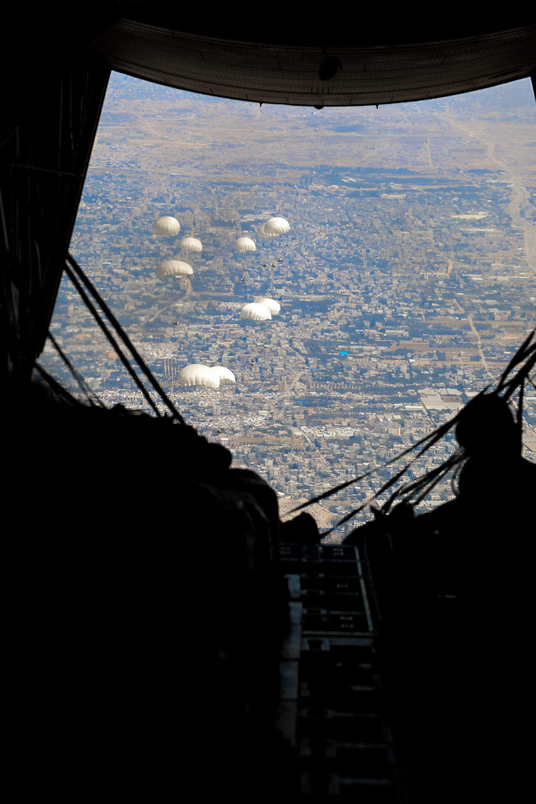 القوات المسلحة تنفذ إنزال جوي لمساعدات إنسانية على جنوب قطاع غزة