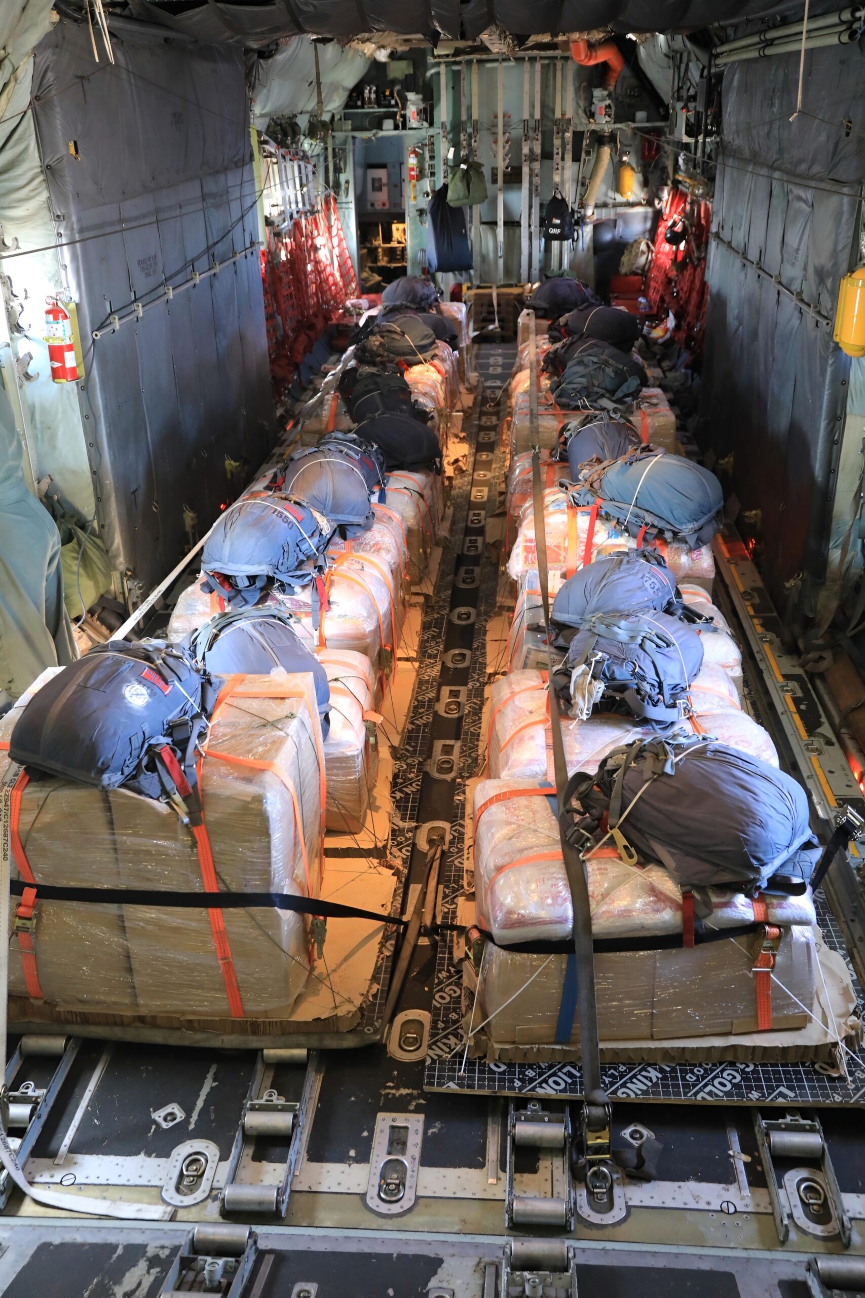 القوات المسلحة تنفذ إنزال جوي لمساعدات إنسانية على جنوب قطاع غزة