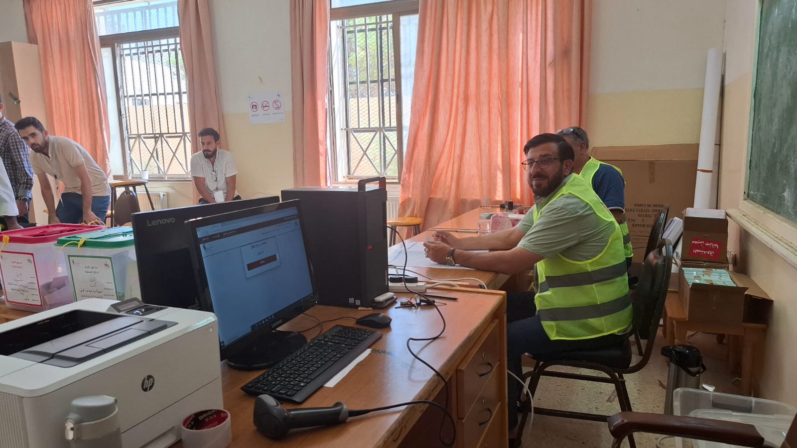 53% نسبة التصويت بالكرك و 29% بالقصر وفقوع حتى السادسة مساء (فيديو وصور)