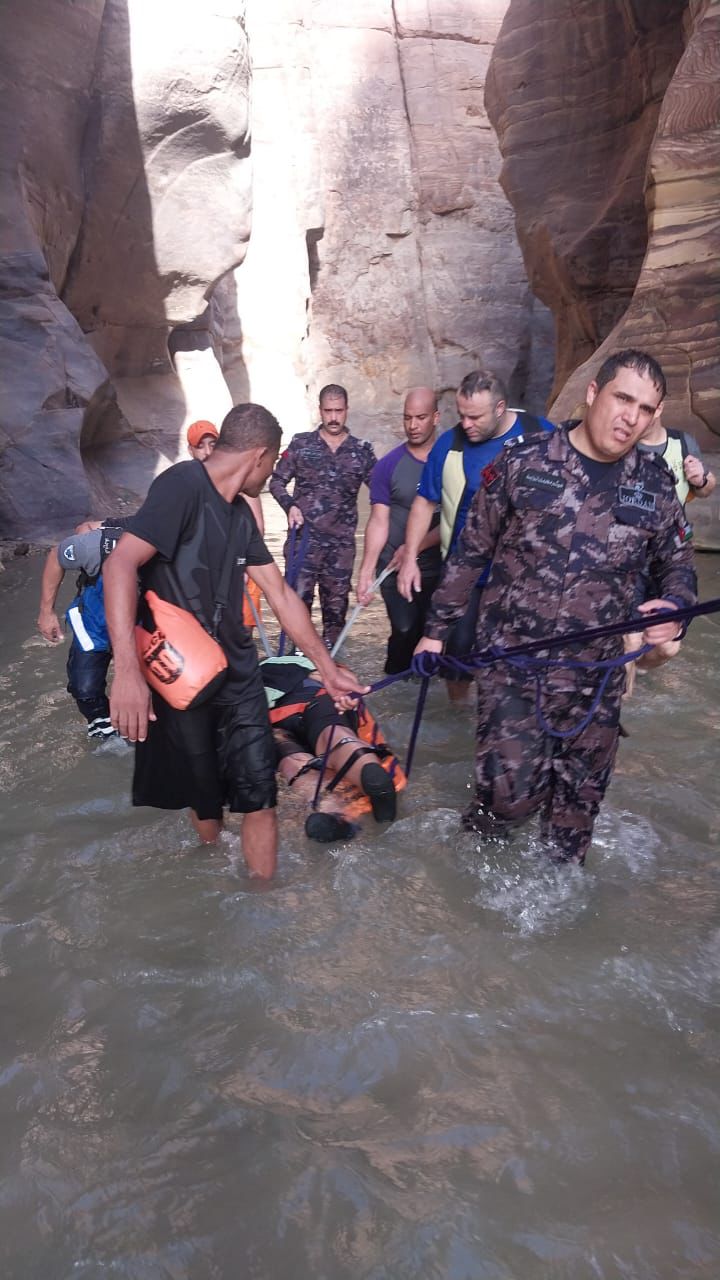 عاجل | إنقاذ شخص مصاب في محمية الموجب ونقله للمستشفى