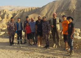 صورة حول : عاجل | إنقاذ عائلة ضلت طريقها في وادي بن حماد بالكرك عاجل | إنقاذ عائلة ضلت طريقها في وادي بن حماد بالكرك