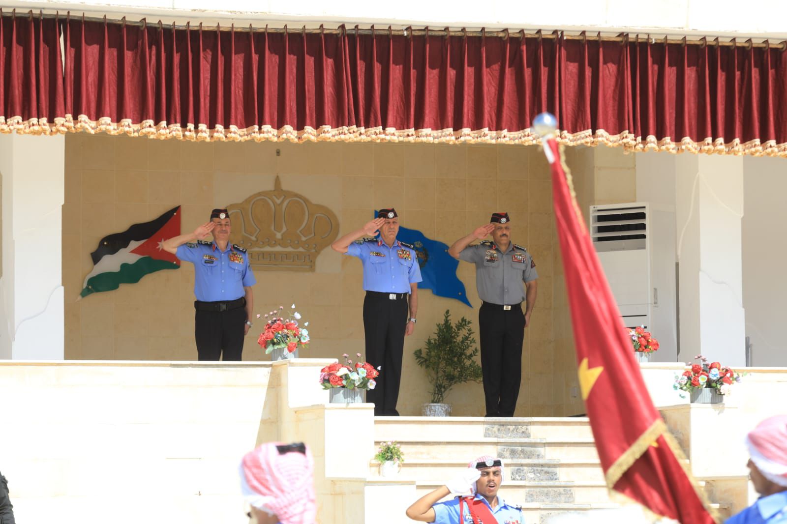 صورة حول : اللواء المعايطة يرعى مراسم تخريج كوكبة من مستجدي الأمن العام اللواء المعايطة يرعى مراسم تخريج كوكبة من مستجدي الأمن العام