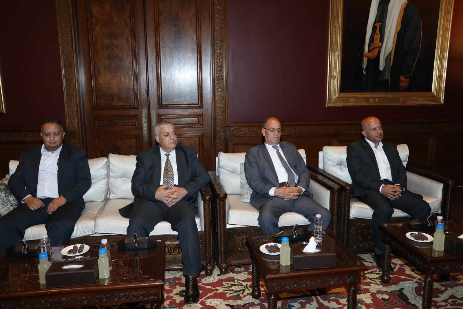 رئيس الديوان الملكي يلتقي متقاعدين عسكريين ووفدا من أبناء عشيرة آل عبادة