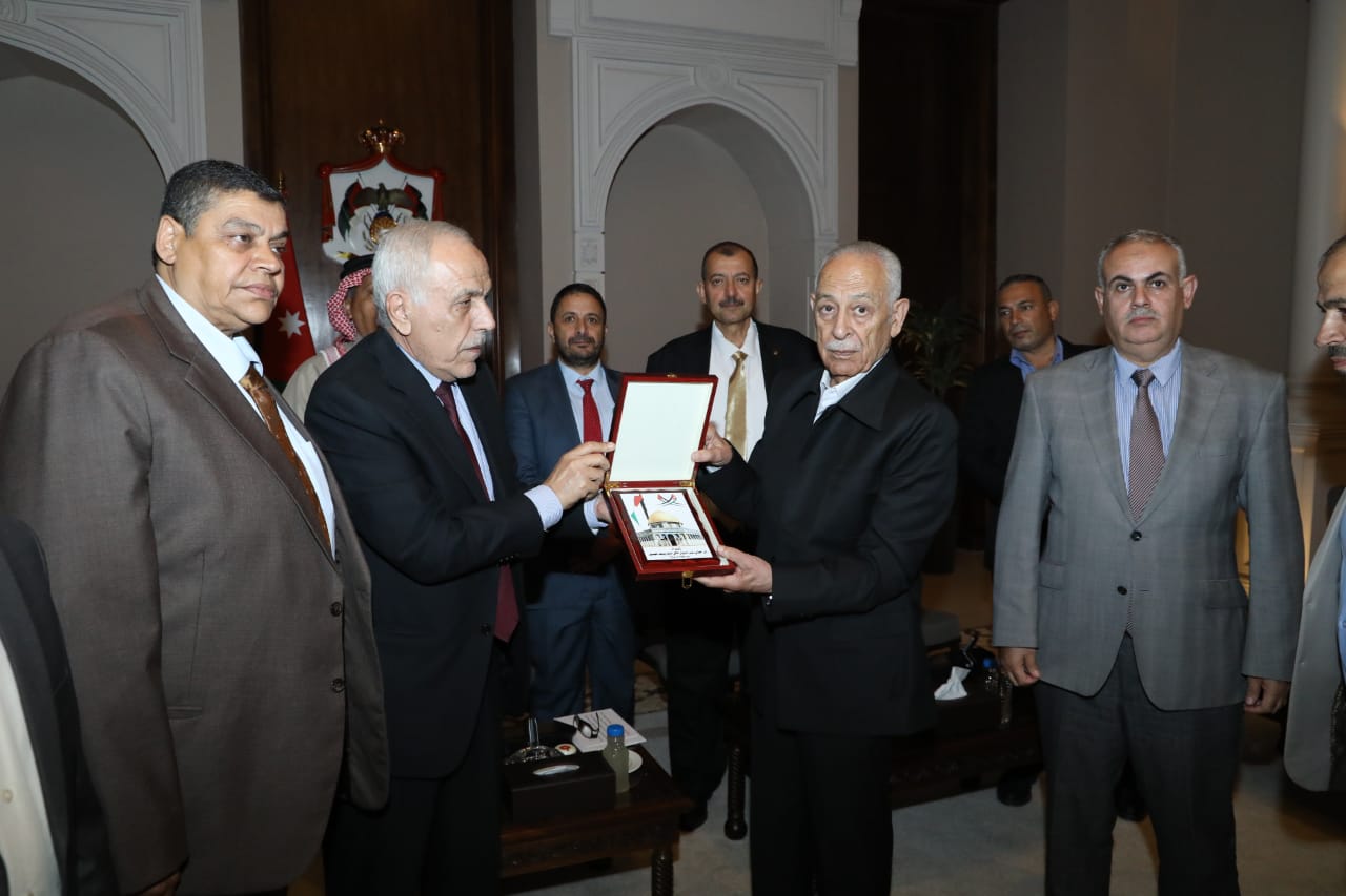صورة حول : رئيس الديوان الملكي يلتقي متقاعدين عسكريين ووفدا من أبناء عشيرة آل عبادة رئيس الديوان الملكي يلتقي متقاعدين عسكريين ووفدا من أبناء عشيرة آل عبادة