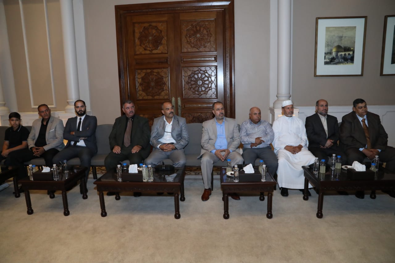 صورة حول : رئيس الديوان الملكي يلتقي متقاعدين عسكريين ووفدا من أبناء عشيرة آل عبادة رئيس الديوان الملكي يلتقي متقاعدين عسكريين ووفدا من أبناء عشيرة آل عبادة