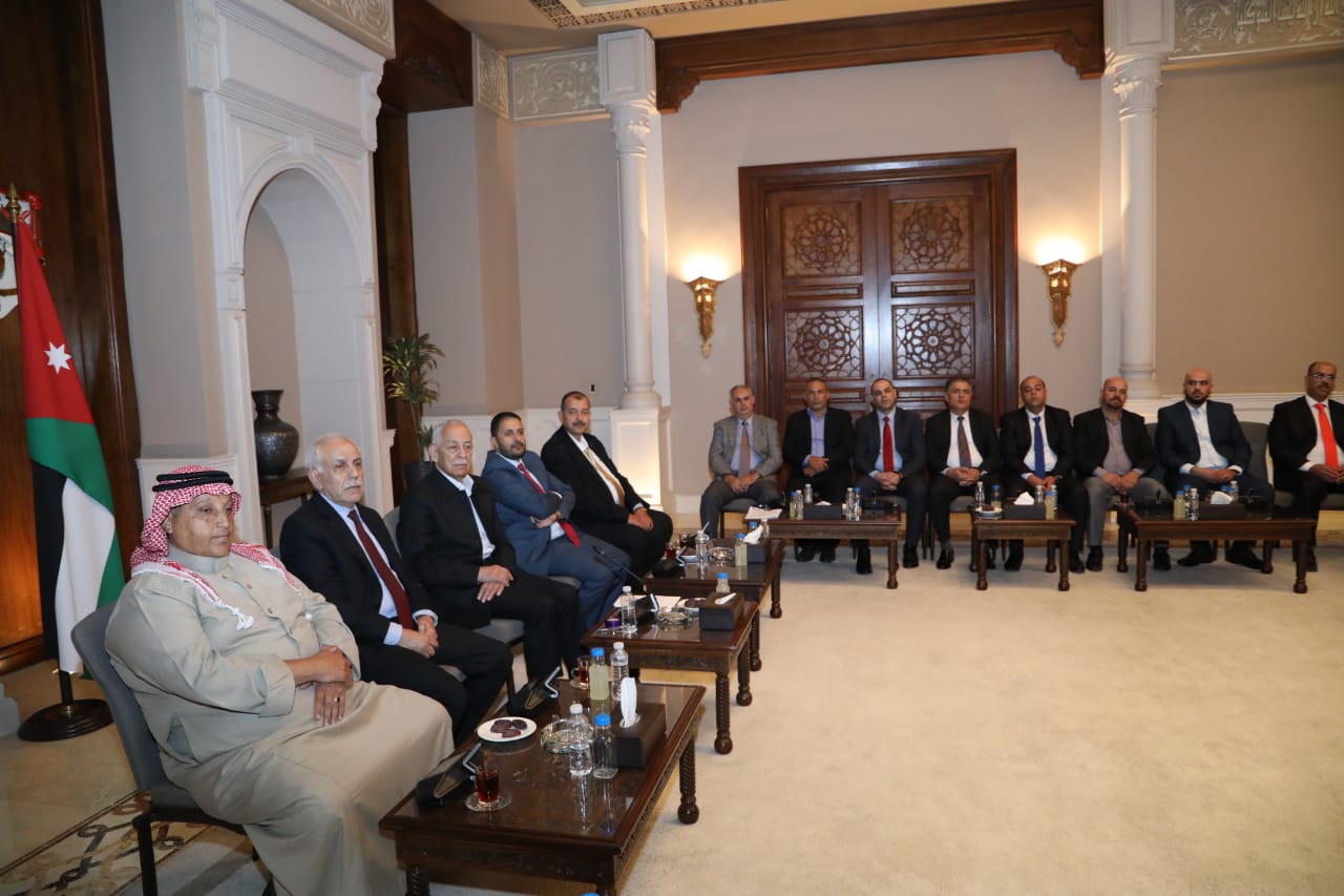 صورة حول : رئيس الديوان الملكي يلتقي متقاعدين عسكريين ووفدا من أبناء عشيرة آل عبادة رئيس الديوان الملكي يلتقي متقاعدين عسكريين ووفدا من أبناء عشيرة آل عبادة