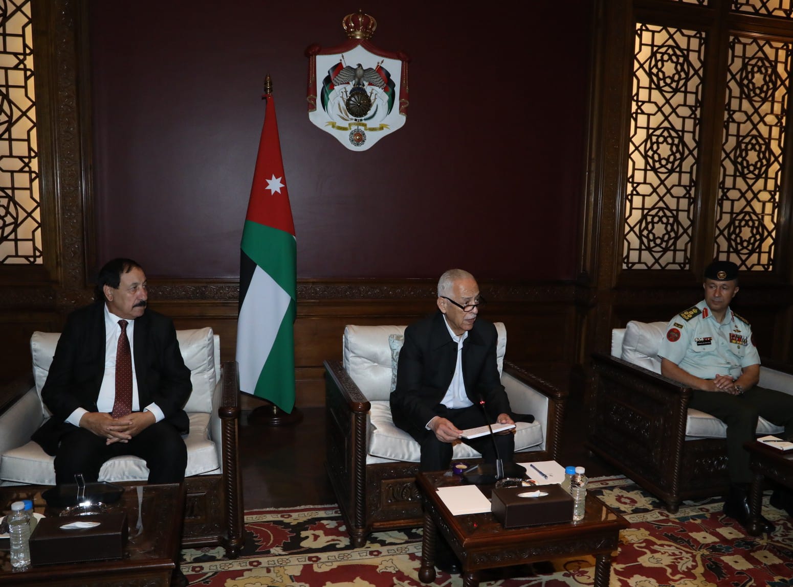 رئيس الديوان الملكي يلتقي متقاعدين عسكريين ووفدا من أبناء عشيرة آل عبادة