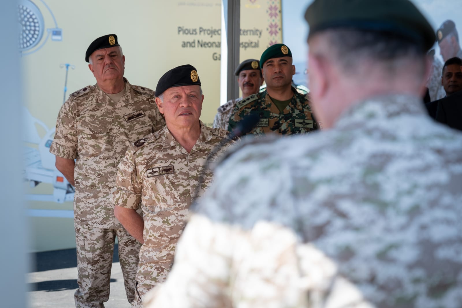 الملك يتابع تجهيز المستشفى الميداني الأردني "التوليد والخداج