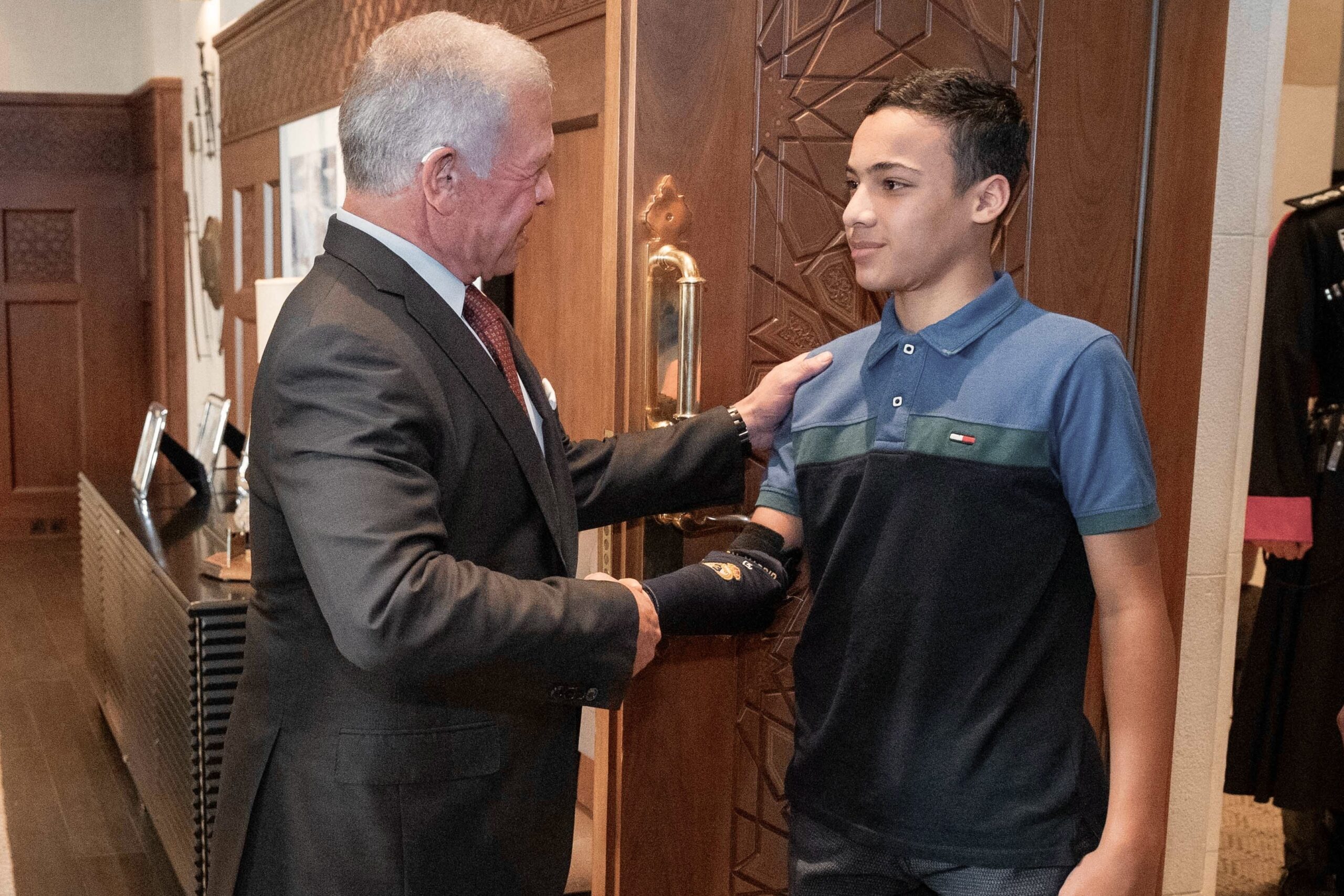 صورة حول : الملك والملكة يستقبلان الطفل يزن الحرازين من غزة الملك والملكة يستقبلان الطفل يزن الحرازين من غزة