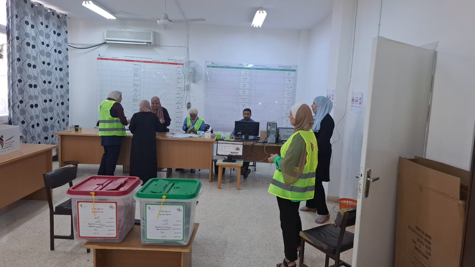 صورة حول : 53% نسبة التصويت بالكرك و 29% بالقصر وفقوع حتى السادسة مساء (فيديو وصور) 53% نسبة التصويت بالكرك و 29% بالقصر وفقوع حتى السادسة مساء (فيديو وصور)