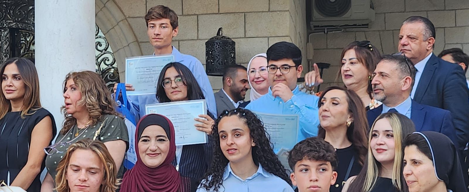 السفير الفرنسي يكرم الطالبة لمار الراميني لتفوقها في امتحان اللغة الفرنسية المدرسي