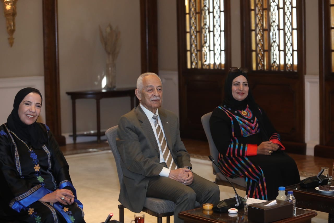 صورة حول : رئيس الديوان الملكي يلتقي وفدا نسائيا رئيس الديوان الملكي يلتقي وفدا نسائيا