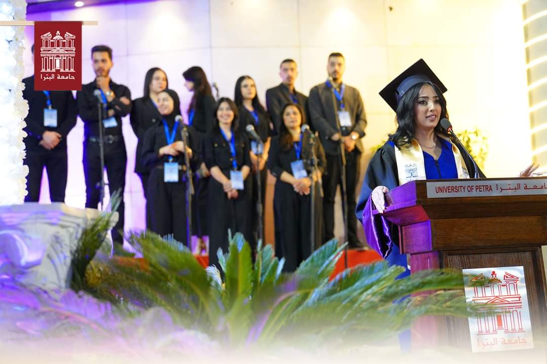 رئيس جامعة البترا يرعى حفل تخريج الفوج الثلاثين (فوج اليوبيل الفضي) ويشيد بتميز الخريجين